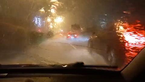 Nevrijeme u Budvi: Bujice vode sve do Jaza, saobraćaj otežan thumb2.jpg