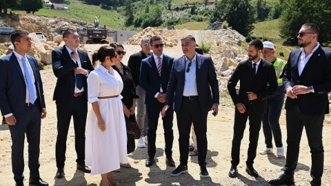 Predstavnici Vlade i Opštine obišli radove na skijalištu Žarski thumb2.jpg