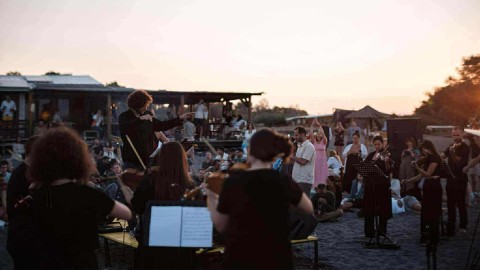 Pogledajte neviđeni muzički događaj na Velikoj plaži: Svjetski umjetnici i koncert u svitanje thumb2.jpg