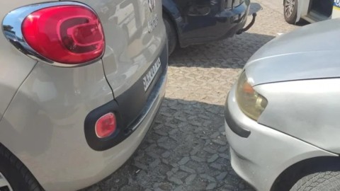 Šušanj: Rukama podigli tuđe auto i riješili problem nepropisnog parkiranja thumb2.jpg