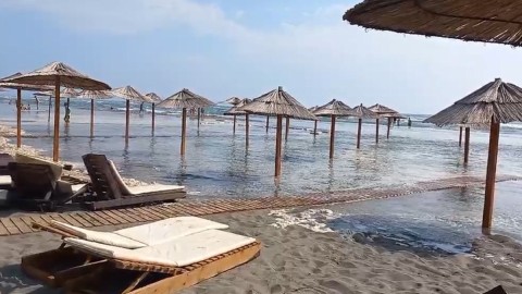 Talasi i strujanja vode poplavili kupališta na Velikoj plaži thumb2.jpg