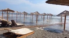 Talasi i strujanja vode poplavili kupališta na Velikoj plaži thumb1.jpg