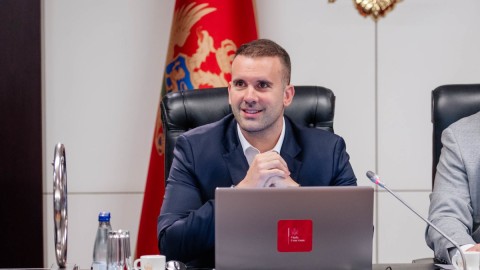 Spajić: Položaj zaposlenih u školstvu jačaćemo u sakladu sa zakonom thumb2.jpg