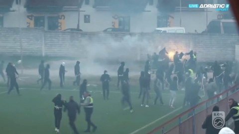 VIDEO Sukob navijača u Nikšiću: Meč Internacional - Berane bio prekinut pola sata thumb2.jpg