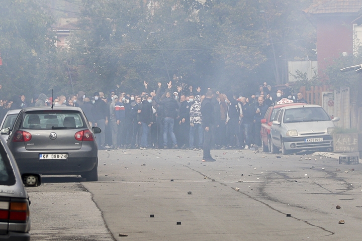 U sjevernoj Mitrovici građani su protestovali, blokirali puteve i raskrsnice kamionima i vozilima (Foto: Beta/AP) U sjevernoj Mitrovici građani su protestovali, blokirali puteve i raskrsnice kamionima i vozilima (Foto: Beta/AP)