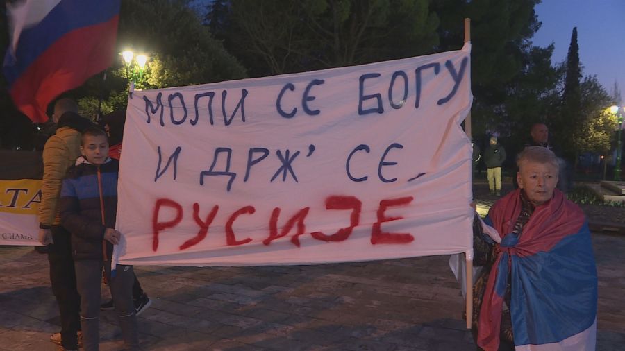 Skup podrške Rusiji održan u Podgorici (FOTO) 3 Protesta ispred parlamenta (Foto: rtcg.me)