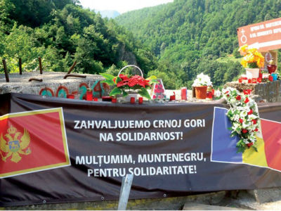 Turisti sa strahom gledaju u ambis Turisti sa strahom gledaju u ambis