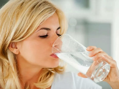 Pijte mlaku vodu i topite kilograme Pijte mlaku vodu i topite kilograme