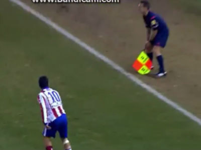 Arda Turan gađao sudiju kopačkom! Arda Turan gađao sudiju kopačkom!