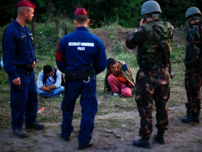 AP: Policajac pustio psa na izbjeglice AP: Policajac pustio psa na izbjeglice