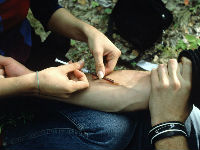 560817_004-kosovo-drug-addiction-heroin-injection-2001jpg