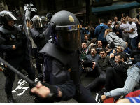 801914_katalonija-policija-demonstr-sjede-betajpg