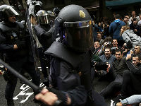 879637_katalonija-policija-demonstr-sjede-betajpg