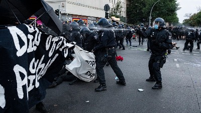 Povrijeđeno 45 policajaca, uhapšena 133 demonstranta Povrijeđeno 45 policajaca, uhapšena 133 demonstranta