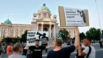 Beograd: Građani gađali jajima zgradu Skupštine Beograd: Građani gađali jajima zgradu Skupštine