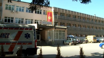 Dva pacijenta u teškom stanju, jedan na respiratoru Dva pacijenta u teškom stanju, jedan na respiratoru