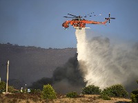 Stotine vatrogasaca gase požar kod Atine 