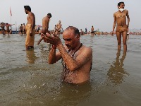 FOTO priča: Desetine hiljada hindu vjernika na obrednom kupanju