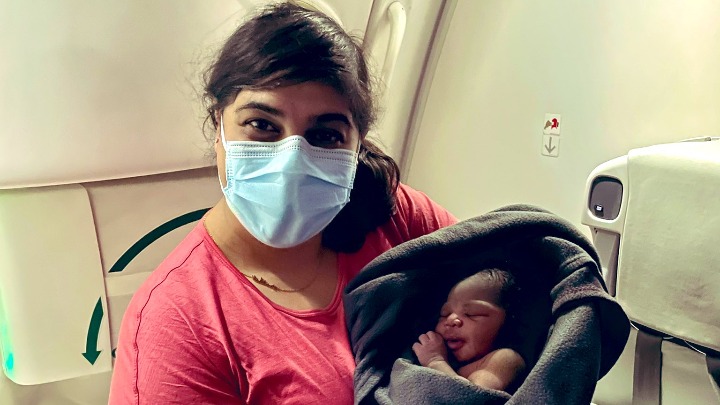 Ljekarka porodila ženu tokom leta, beba dobila ime po njoj
