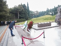 Bečić položio vijence nacionalnom heroju Hejdaru Alijevom