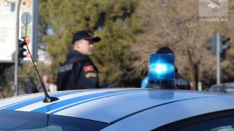 Четворo ухапшених , осумњичени за уличну продају наркотика Четворo ухапшених , осумњичени за уличну продају наркотика