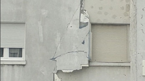 Odlomljeni dio fasade opasnost za prolaznike