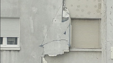 Odlomljeni dio fasade opasnost za prolaznike Odlomljeni dio fasade opasnost za prolaznike