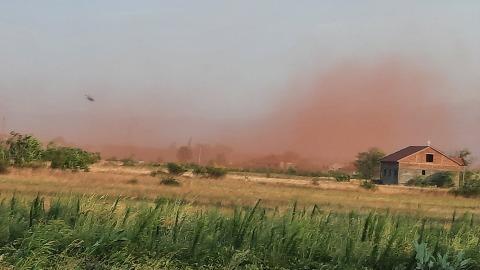 Vjetar digao prašinu sa bazena crvenog mulja Vjetar digao prašinu sa bazena crvenog mulja
