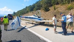 Manji avion prinudno sletio na auto-put u Sloveniji