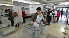 Руси извели нове ударе, наставља се гласање на референдумима