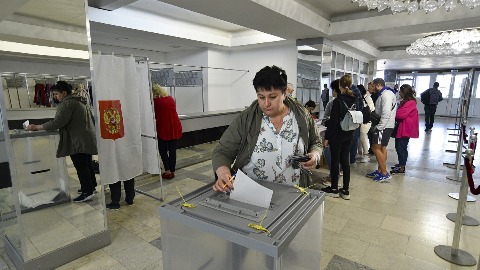 Руси извели нове ударе, наставља се гласање на референдумима