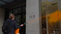 Ekološki aktivisti ofarbali izlog salona Aston Martin thumb1.jpg