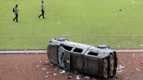 Шеф локалне полиције смијењен након трагедије на стадиону у Индонезијии 