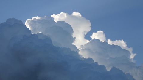 Беспилотном летјелицом сијали облаке изнад Тибета