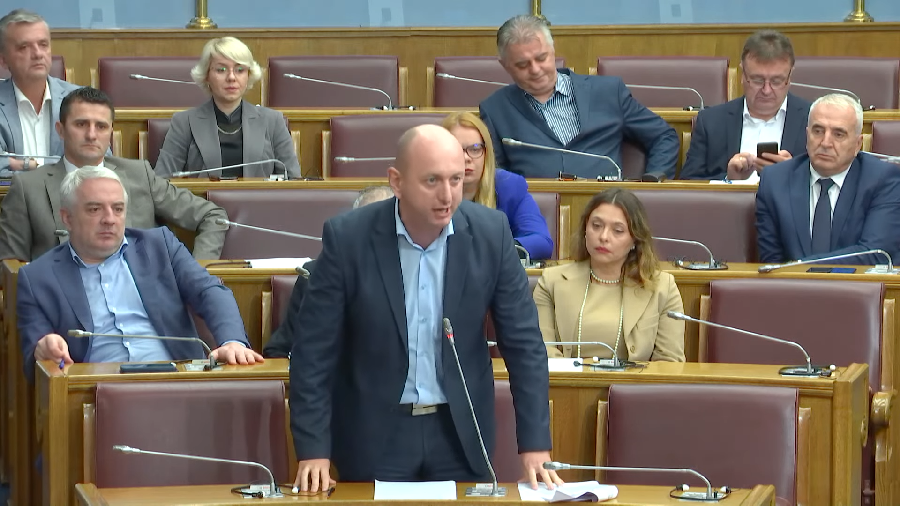 Милан Кнежевић