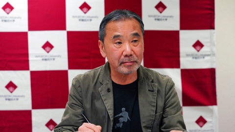 Харуки Мураками издаје свој први роман послије шест година