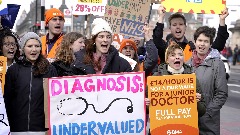Британија: Десетине хиљада младих љекара почели тродневни штрајк 