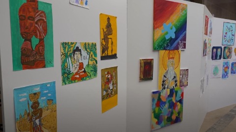 Отворена изложба умјетничких радова особа са аутизмом