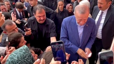 Ердоган снимљен како дијели новац грађанима 