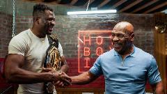 Tajson trenira Nganua za meč sa Fjurijem thumb1.jpg