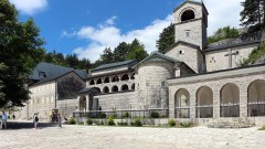 Nalaganja badnjaka zbog tragičnih događaja na Cetinju obavljati u skladu sa bogoslužbenim poretkom thumb1.jpg