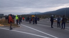 Nastavili blokadu puta, rok za novi sastanak u Opštini do 26. novembra thumb1.jpg