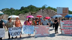 Bivši radnici "Košute" i danas blokirali magistralu kod Cetinja  thumb1.jpg