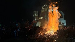 Nalaganje badnjaka ispred Sabornog hrama Hristovog Vaskrsenja thumb1.jpg