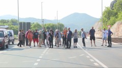 Od 5. februara ne odustaju: Građani Cetinja i dalje blokiraju put, traže odgovornost za masovna ubistva thumb1.jpg