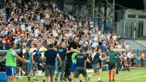 Sa Grbom u napadu, Lalatom na klupi, zajedno kroz oluju - svi na stadion thumb2.jpg