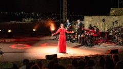 Otvoren 19. Guitar Art Summer Fest: Španska diva Luz Casal priredila senzacionalan koncert na Kanli kuli thumb1.jpg