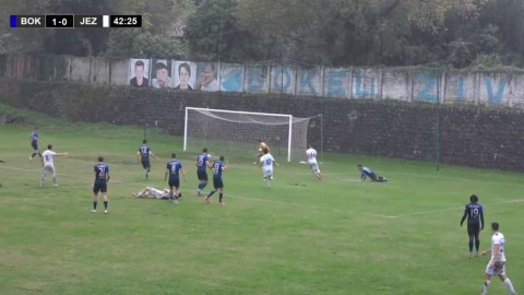 Teren saveznik Bokelja: Maksimović matirao golmana, lopta stala u lokvi thumb2.jpg