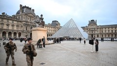 VIDEO Objavljen snimak pljačkaša kako se spuštaju dizalicom nakon krađe u Luvru thumb1.jpg