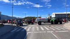 Poljoprivrednici traktorima blokirali kružni tok u Nikšiću thumb1.jpg